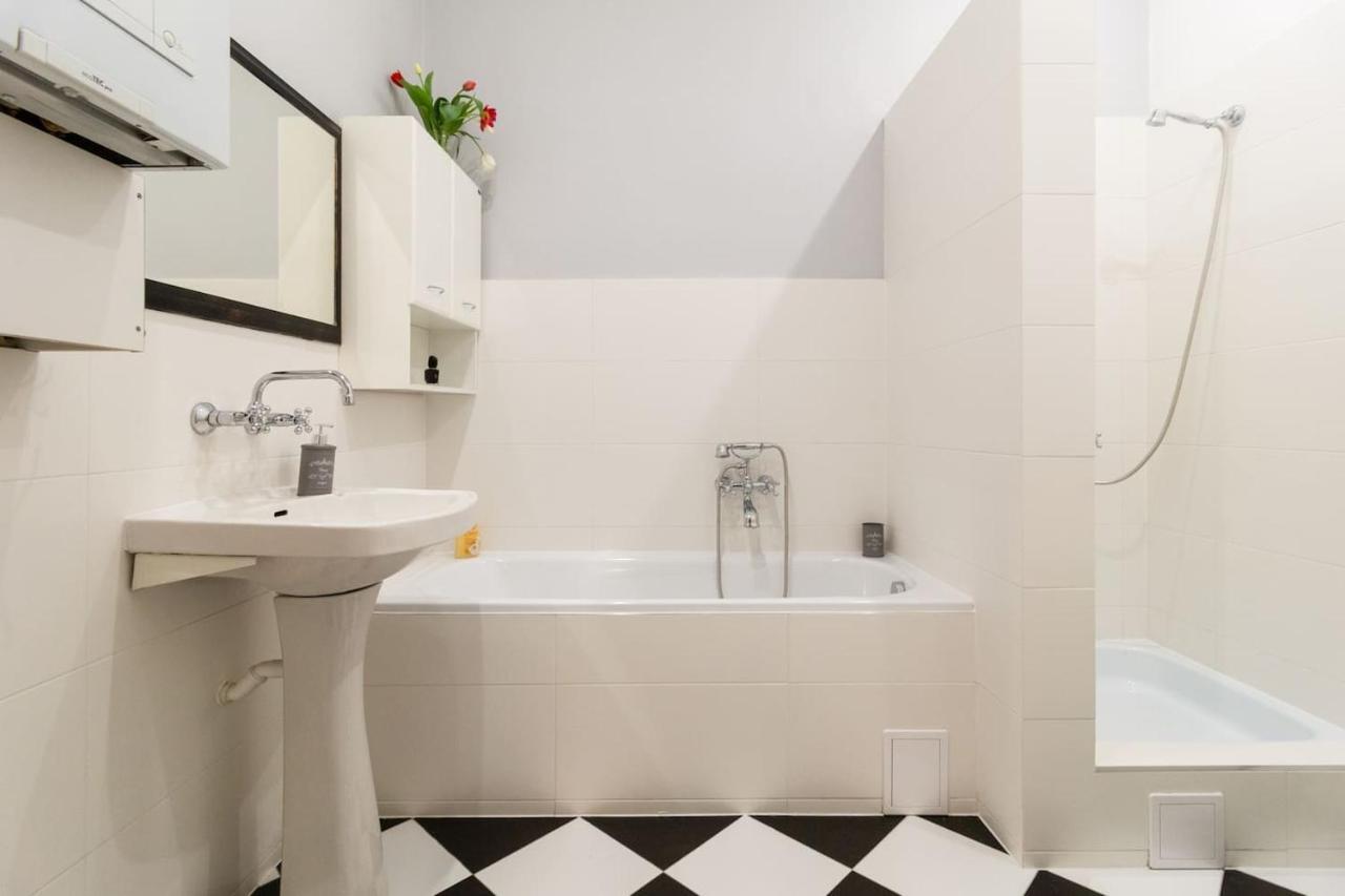 Spacious, Central & Artistic W/Brand New Bathroom! كراكوفيا المظهر الخارجي الصورة